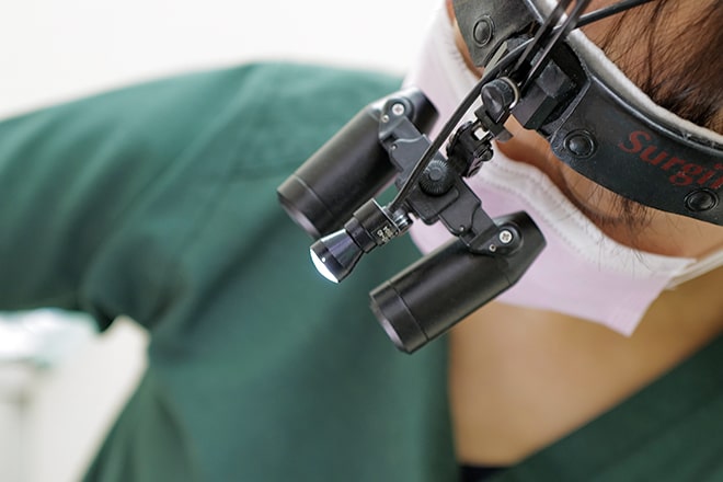 双眼ルーペ(拡大鏡)を使用した治療