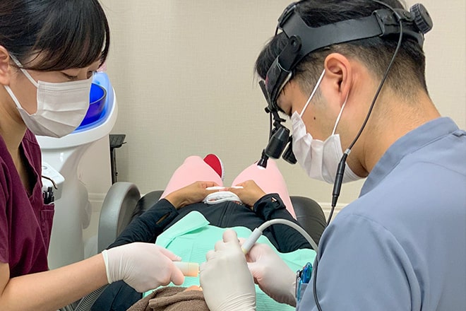 双眼ルーペ(拡大鏡)を使用した治療